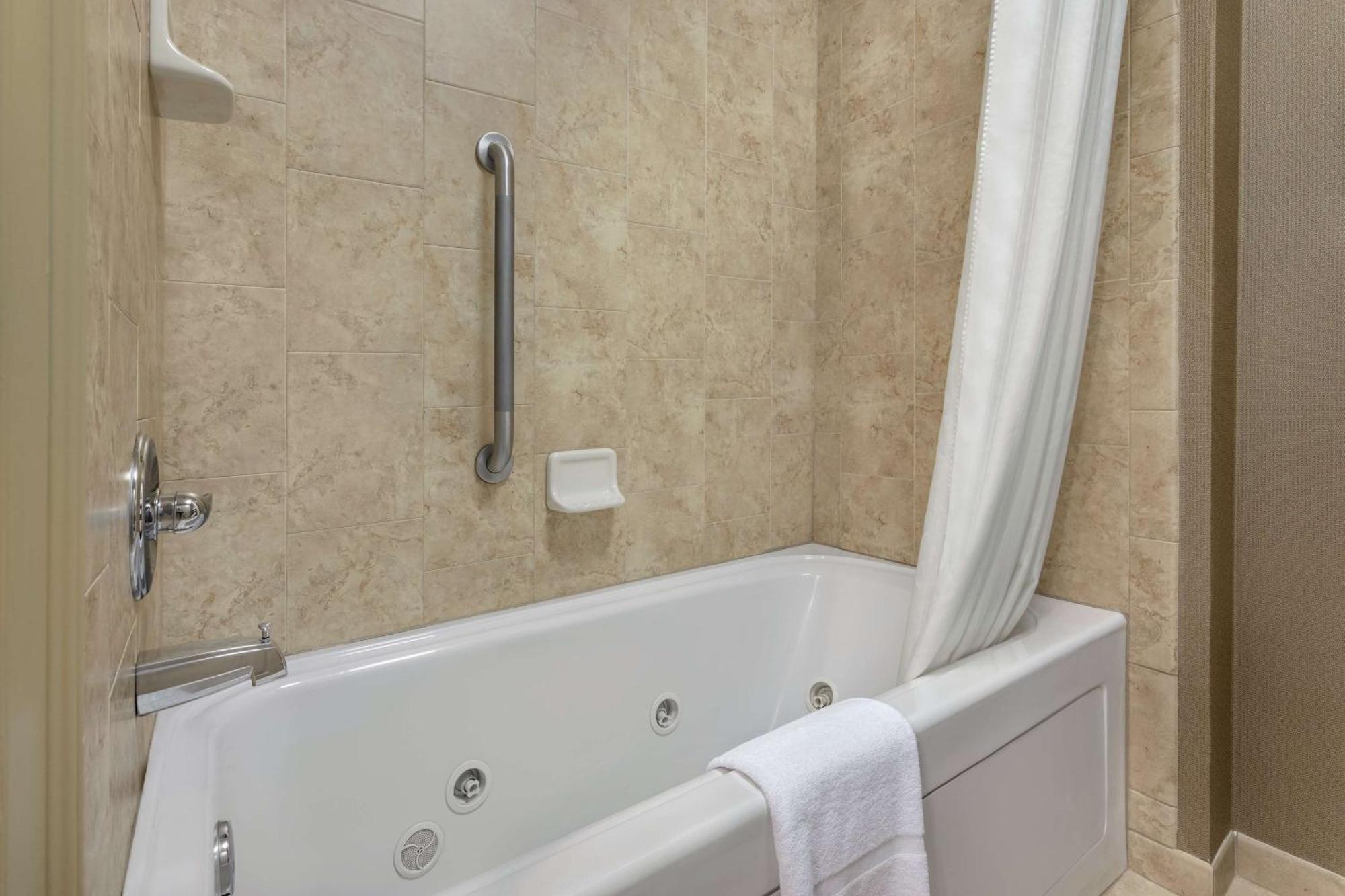 One-Bedroom King Suite Whirlpool Non-Smoking,1498960837:JPEG